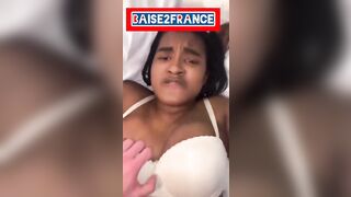 Petite folle en extase qui se fait baiser comme une chienne !!!