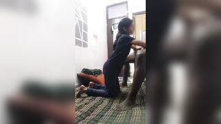 Mignonne fille indienne soumise faisant une pipe à la bite d'un homme nigérian.