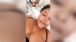 Gros seins avec chatte poilue ouverte et doigté