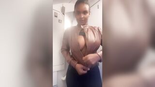 elle déshabille et montre ses jolies seins dans L'avion