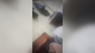 elle montre sa jolie chatte et ses gros seins