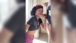 Une bonne pipe d'une bite monstrueuse