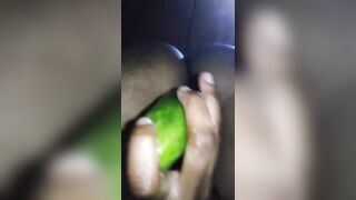 Gros cul doigte sa chatte avec un concombre