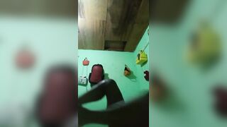 Follement excité elle se masturbe