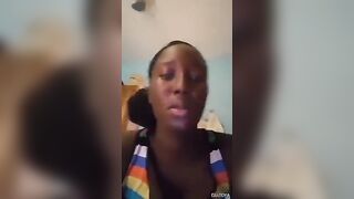 La nounou est vraiment excitée