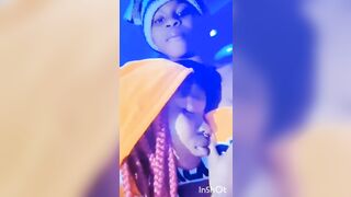 Bouffer la chatte de sa cousine pour le rendre lesbienne