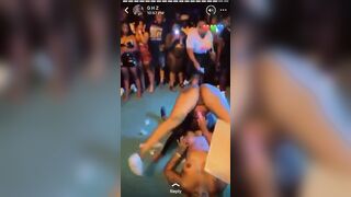 Lesbienne en boîte de nuit se leches devant les gens