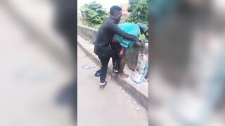 Bonne mougouli en position levrette entre deux zinzins en pleine circulation au Nigér