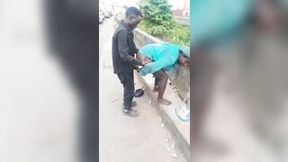 Bonne mougouli en position levrette entre deux zinzins en pleine circulation au Nigér