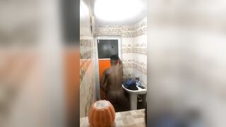 il baise avec une prostituer dans les toilettes d’un maquis et quelqu’un les films