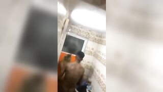 il baise avec une prostituer dans les toilettes d’un maquis et quelqu’un les films