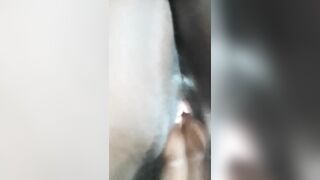 elle déshabille et écarte