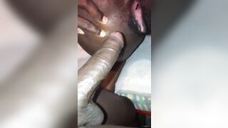 Chatte poilue trou rose est carrément ouverte et baisé par grande bite