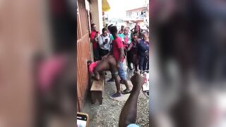 Il baise une pute dans la rue