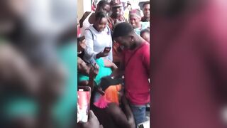 Il baise une pute dans la rue