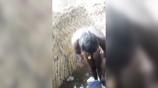 Elle lave dans la toilette au brousse