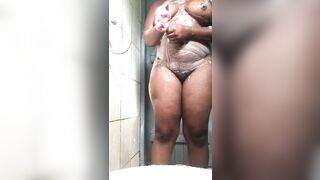 Magnifique cul bombé se lave