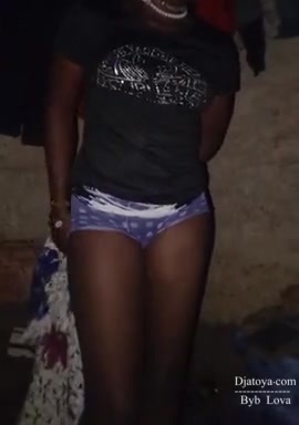 Elle se déshabille 23