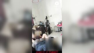 Une employée indienne baise un musicien nigérian.