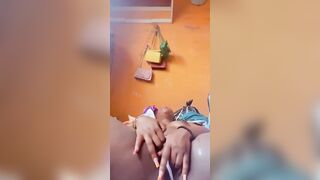 Une belle femme se masturbe