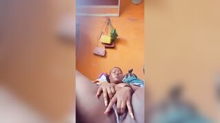 Une belle femme se masturbe