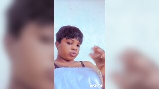 Aïcha bah pute Guinéenne joues avec sa chatte