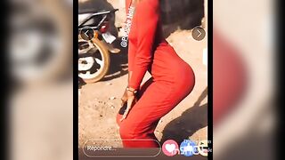 Sia lha queen la copine lesbienne  diawara et exhibe dans la toilette