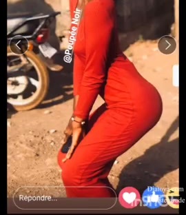 Sia lha queen la copine lesbienne  diawara et exhibe dans la toilette