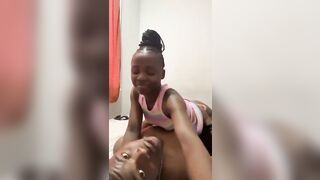 Jeune couple en action elle changes de position après