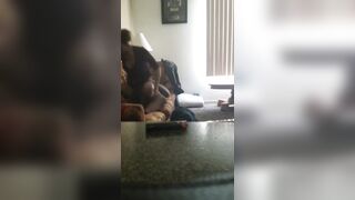 Deux amoureux sur le canapé. 2