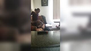 Deux amoureux sur le canapé. 2
