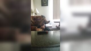 Deux amoureux sur le canapé. 2