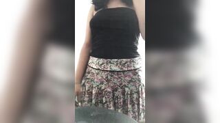 Elle a de jolies seins débout.