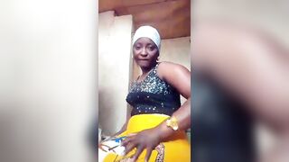 Mur bawalan gros cul déshabille twerké  doigté