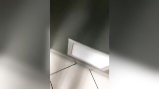 Filmer entrain de baiser dans la toilette