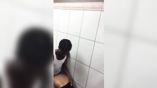 Filmer entrain de baiser dans la toilette