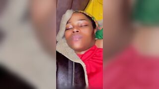 Elle dort les jambes écartées et son copine là filmé
