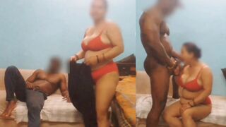 Indienne excitée baisant un monstre nigérian