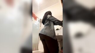 Petit striptease pour moi avant son départ au travail