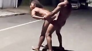 Framponnement rapide en pleine rue dans la nuit
