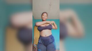 Cette fille a un très bon seins , imagine un massage du penis avec ce seins doux