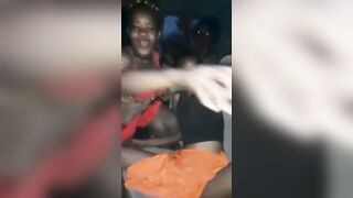 Elles se déshabillent dans le bus