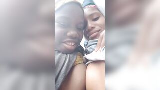 Les villageoise s'amuse à côté