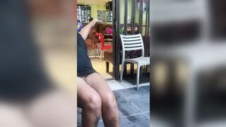 Elle est nu publiquement