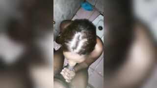 Ma cousine me pipe dans le WC